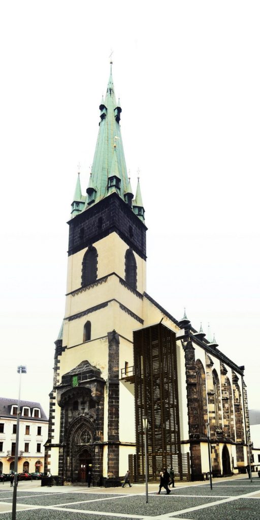 kostel se šikmou věží 2016